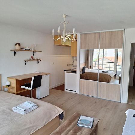 Chic Parisian Studio Retreat Bright Spacious And Secure Parking Ngoại thất bức ảnh