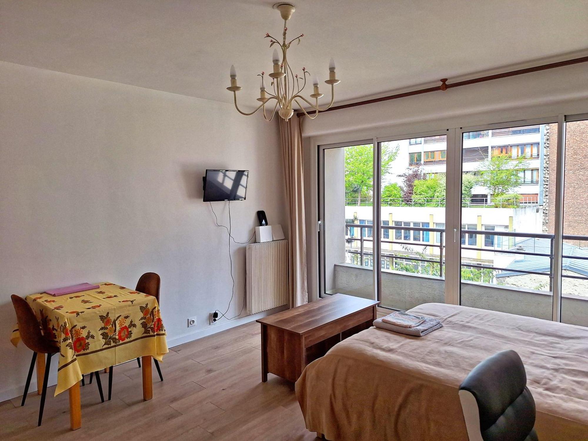 Chic Parisian Studio Retreat Bright Spacious And Secure Parking Ngoại thất bức ảnh