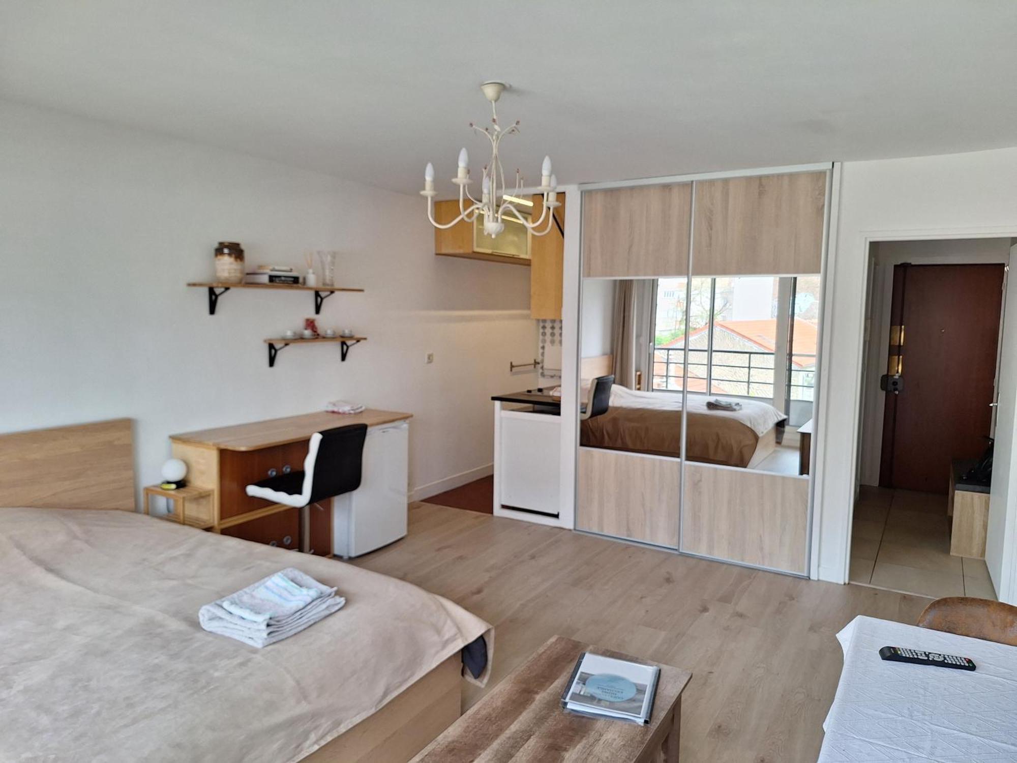 Chic Parisian Studio Retreat Bright Spacious And Secure Parking Ngoại thất bức ảnh
